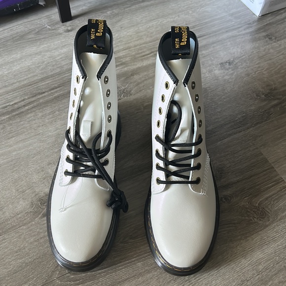 DR. MARTENS BOOTS SHOES SIZE 8 US L 7 US M BRAND NEW - Picture 2 of 7